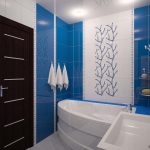 Бело-синий интерьер ванной
