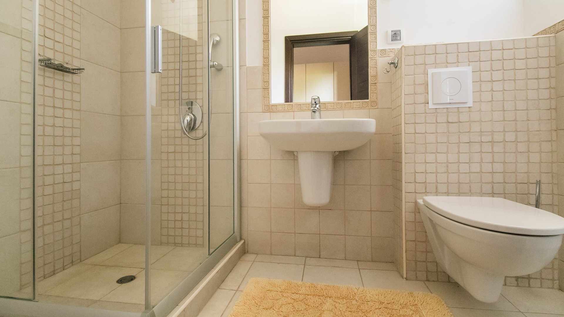 Песочные стены в ванной комнате