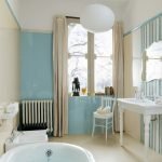 Голубые стены в ванной