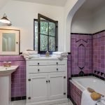 Фиолетовая плитка в ванной