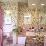 Розовый декор ванной