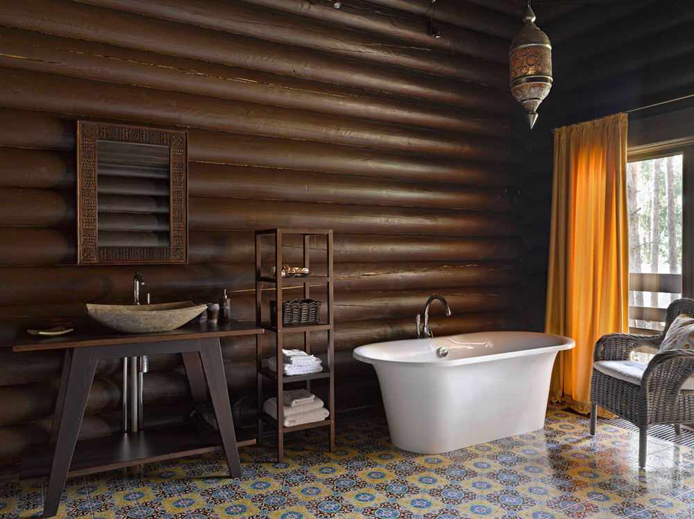 Ванна в стиле модерн в деревянном доме