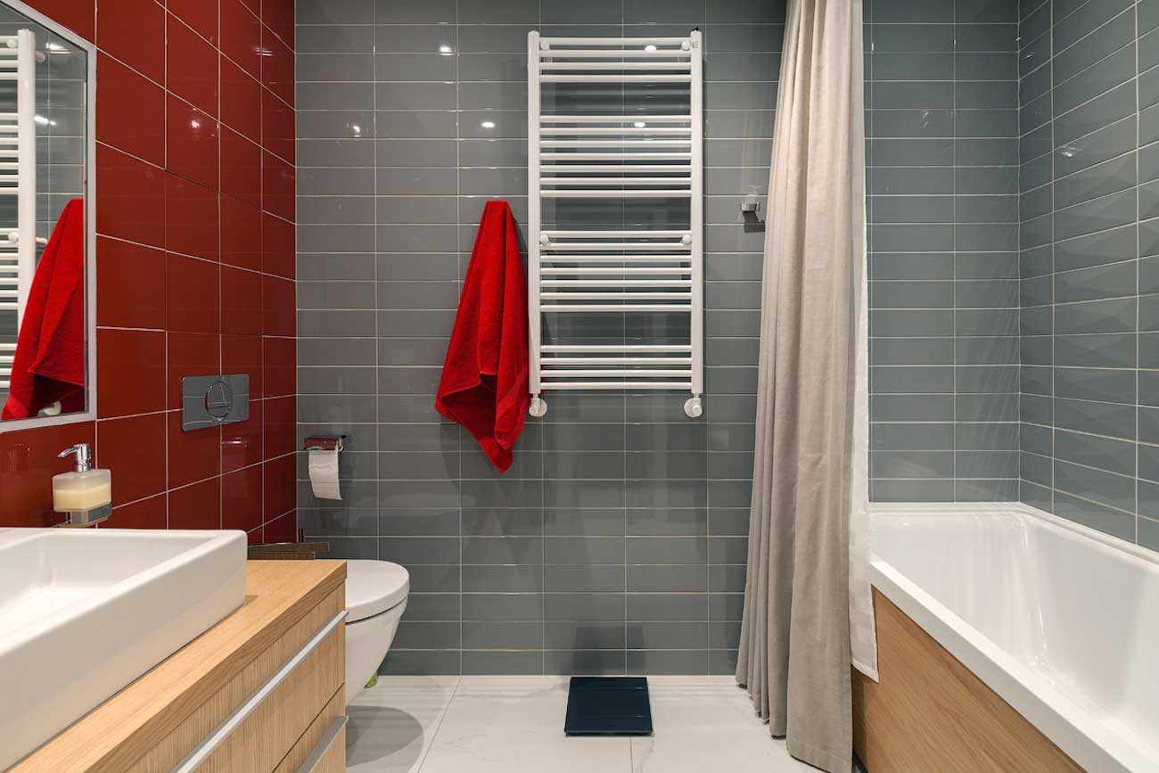 Красное полотенце для ванной