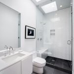 Белый цвет в дизайне маленькой ванной