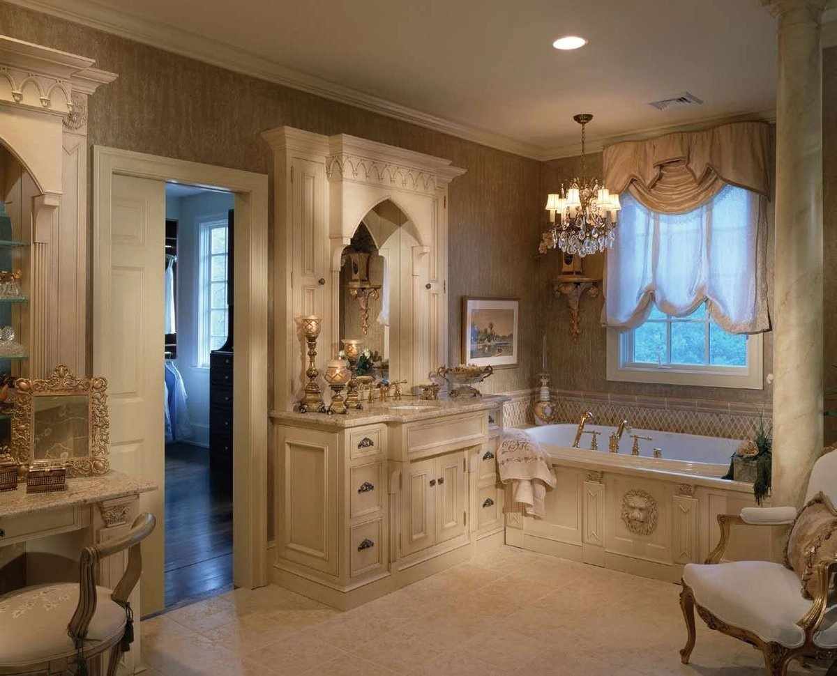 Светлая мебель в ванной в классическом стиле
