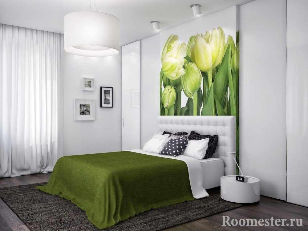 Тюльпаны над кроватью