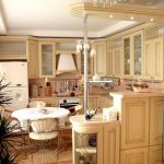 Кухонная мебель из светлого дерева