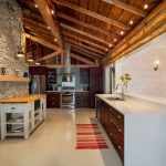 Каменная стена и деревянный потолок на кухне