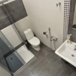 Строгий интерьер ванной комнаты