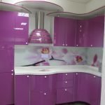 Фиолетовая кухня с белой столешницей