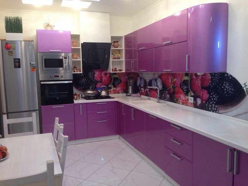 Фиолетовая кухня с элементами черного и белого цвета