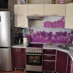 Дизайн маленькой фиолетовой кухни с цветочными вставками