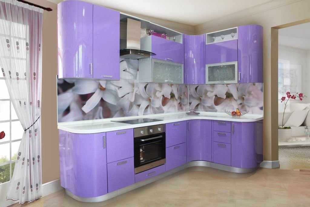 Фиолетовая кухня с цветочным топом