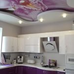 Дизайн фиолетовой кухни с натяжными потолками