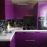 Фиолетовый цвет в дизайне небольшой кухни
