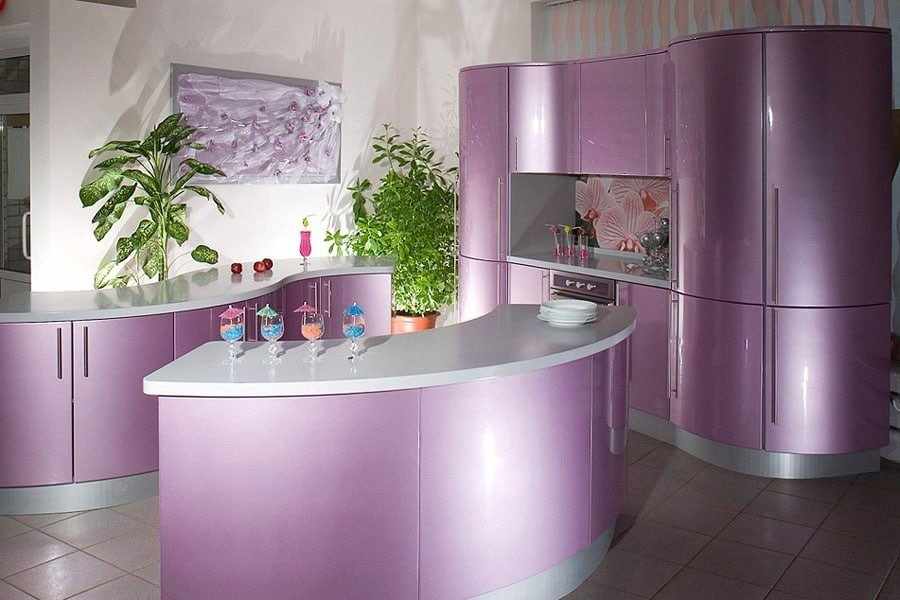 Необычный дизайн фиолетовой кухни