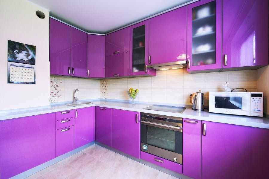 Дизайн угловой фиолетовой кухни
