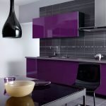 Стильная фиолетовая кухня с черным фартуком