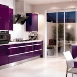 Дизайн фиолетовой кухни со шкафом-купе