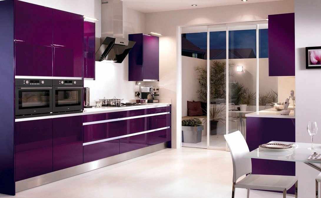 Дизайн фиолетовой кухни со шкафом-купе