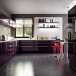 Дизайн фиолетовой кухни с окном