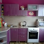 Дизайн небольшой фиолетовой кухни