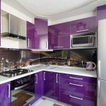 Дизайн маленькой угловой фиолетовой кухни