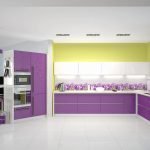 Просторная желто-фиолетовая кухня