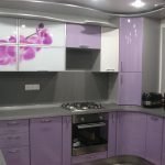 Дизайн маленькой серо-фиолетовой кухни
