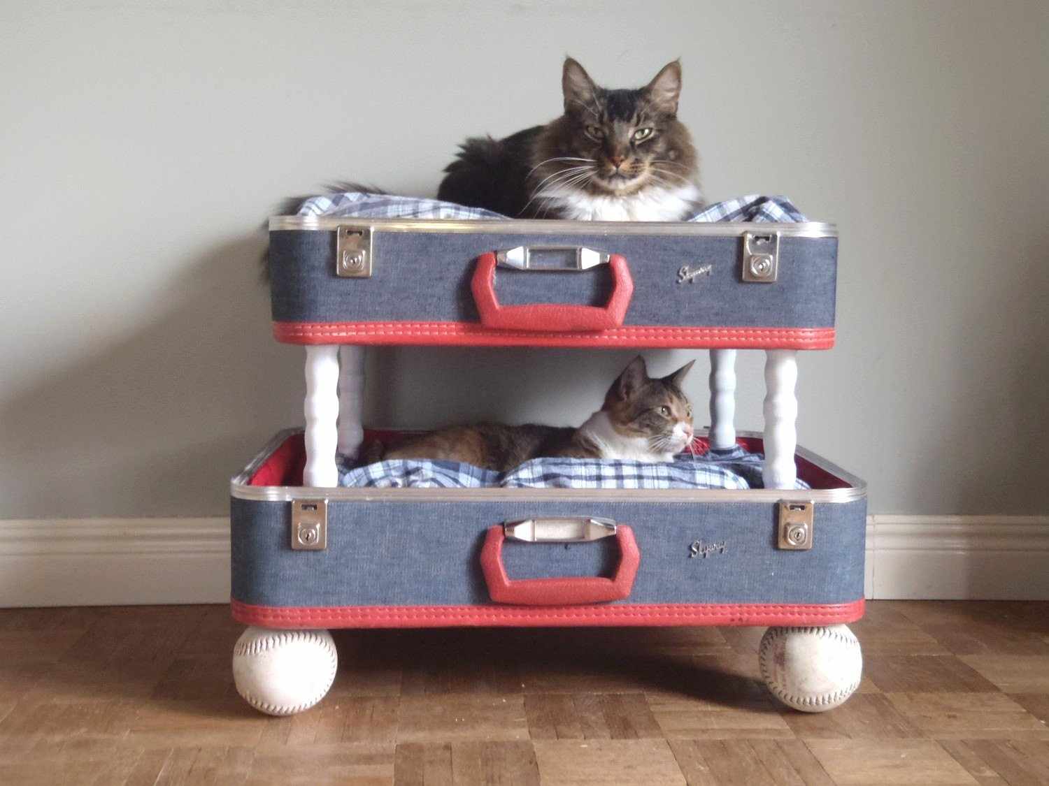 Домик для кошки из старого чемодана