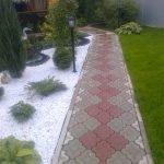 Тротуарная плитка в качестве покрытия садовой дорожки