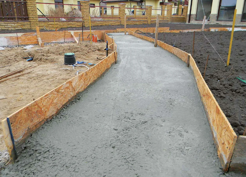 Заливка дорожки бетоном