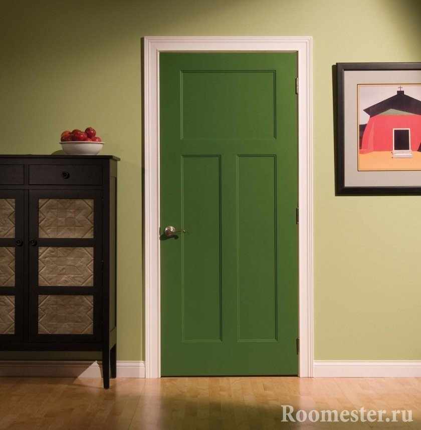 Зеленая дверь в комнате