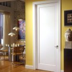 Желтые стены и белая дверь в интерьере
