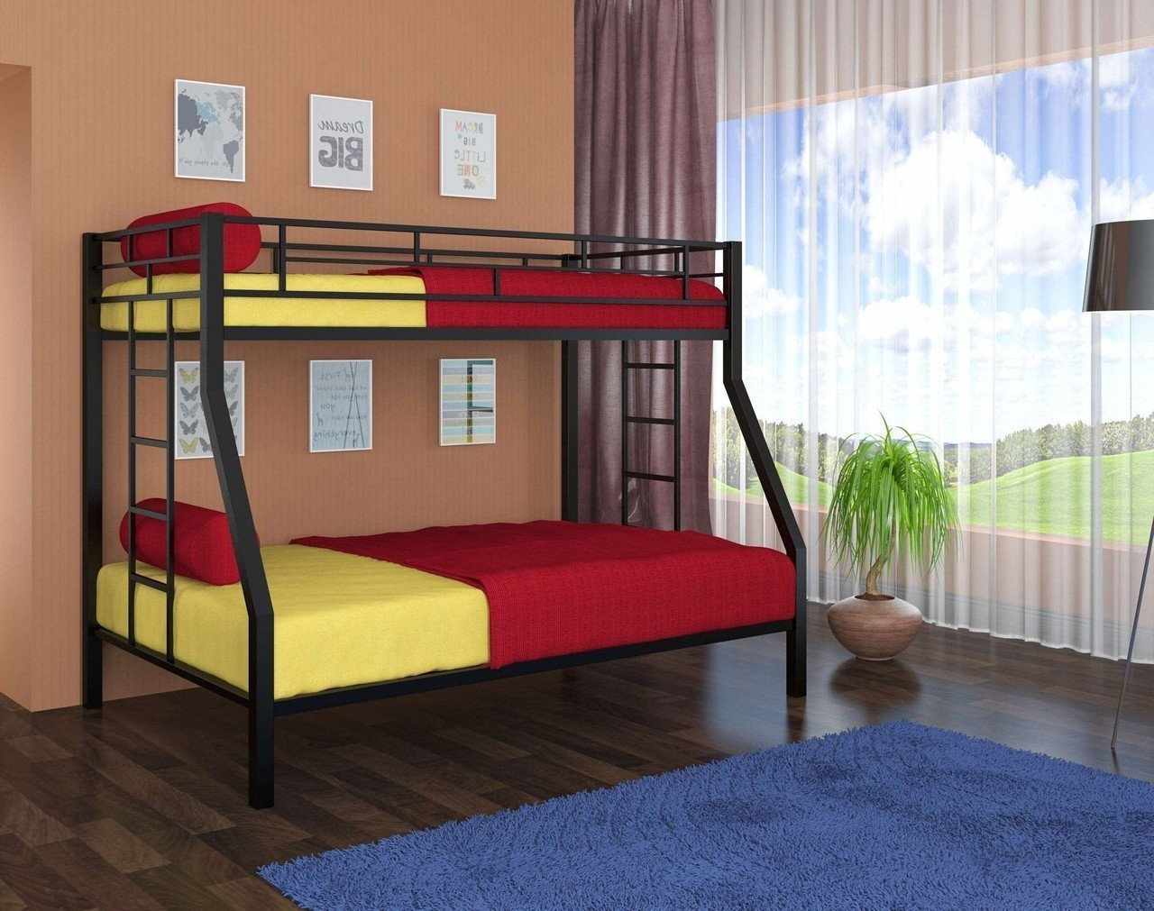Желто-красное постельное белье на двухъярусной кровати 