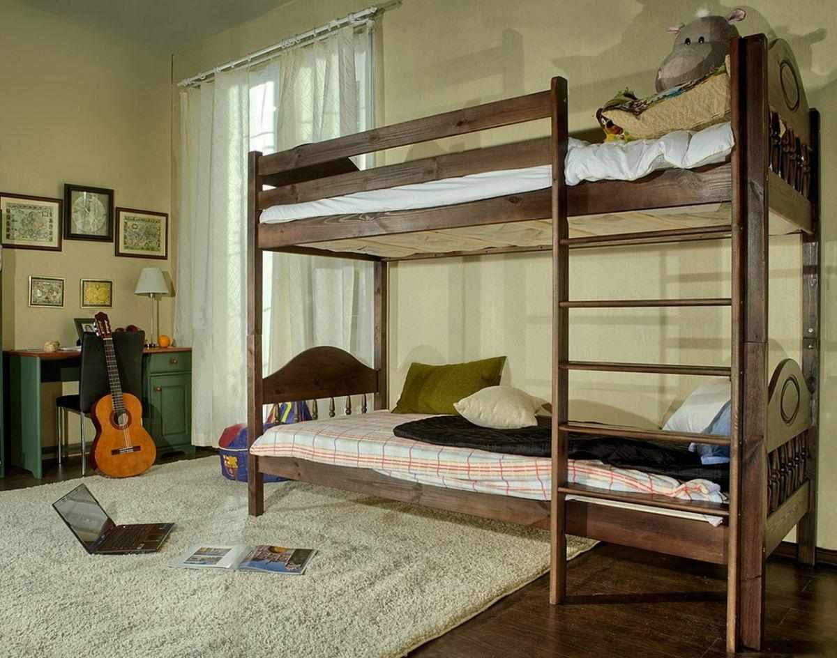 Комната для подростка с деревянной двухъярусной кроватью