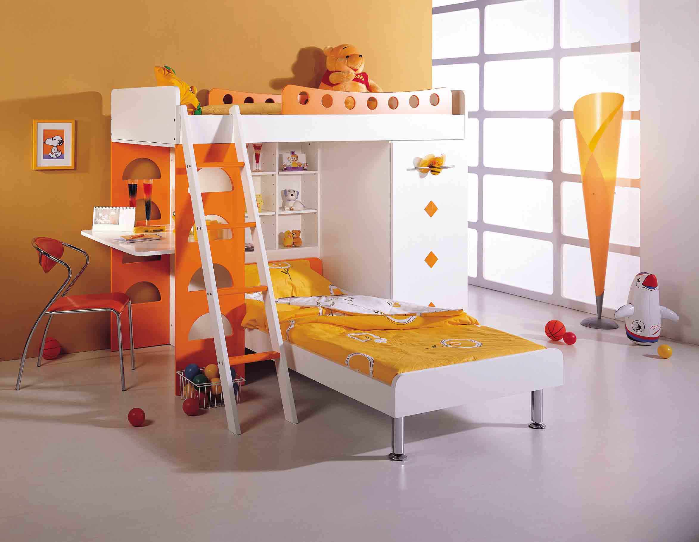 Оранжево-белая двухъярусная кровать