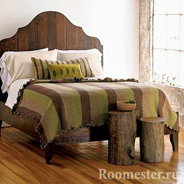Деревянные тумбочки в спальне