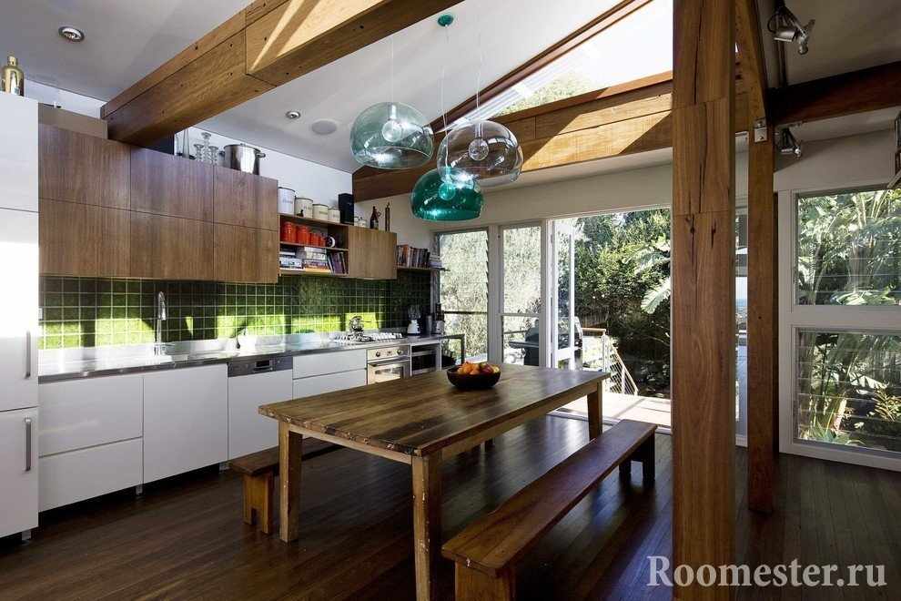 Деревянные балки и мебель в кухне в эко стиле