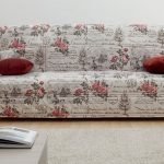 Чехол с розами на диване