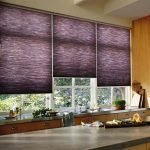 Фиолетовые римские шторы на кухне