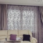 Комната с белым диваном и фиолетовыми шторами