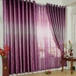 Оформление окна фиолетовыми шторами и гардинами
