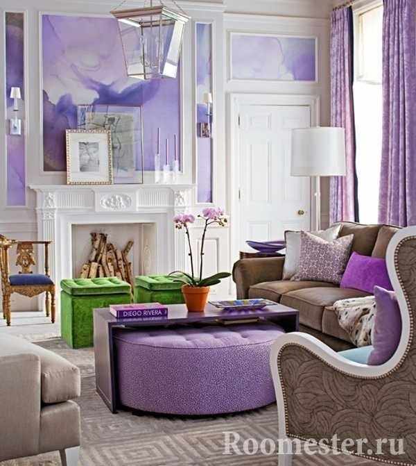 Яркий фиолетовый в гостиной с камином