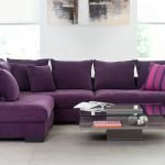 Просторный фиолетовый диван с подушками