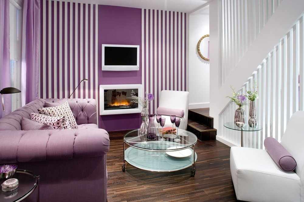 Фиолетовый диван и стены в комнате
