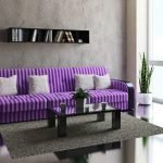 Полосатый фиолетовый диван