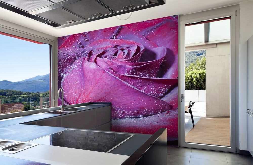Фиолетовые розы в декоре кухни
