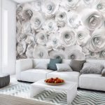 Белые розы на стене в гостиной комнате