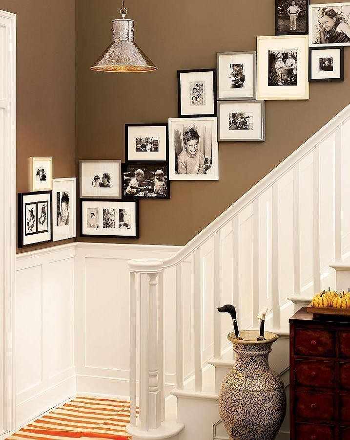Диагональное расположение рамок с фотографиями у лестницы